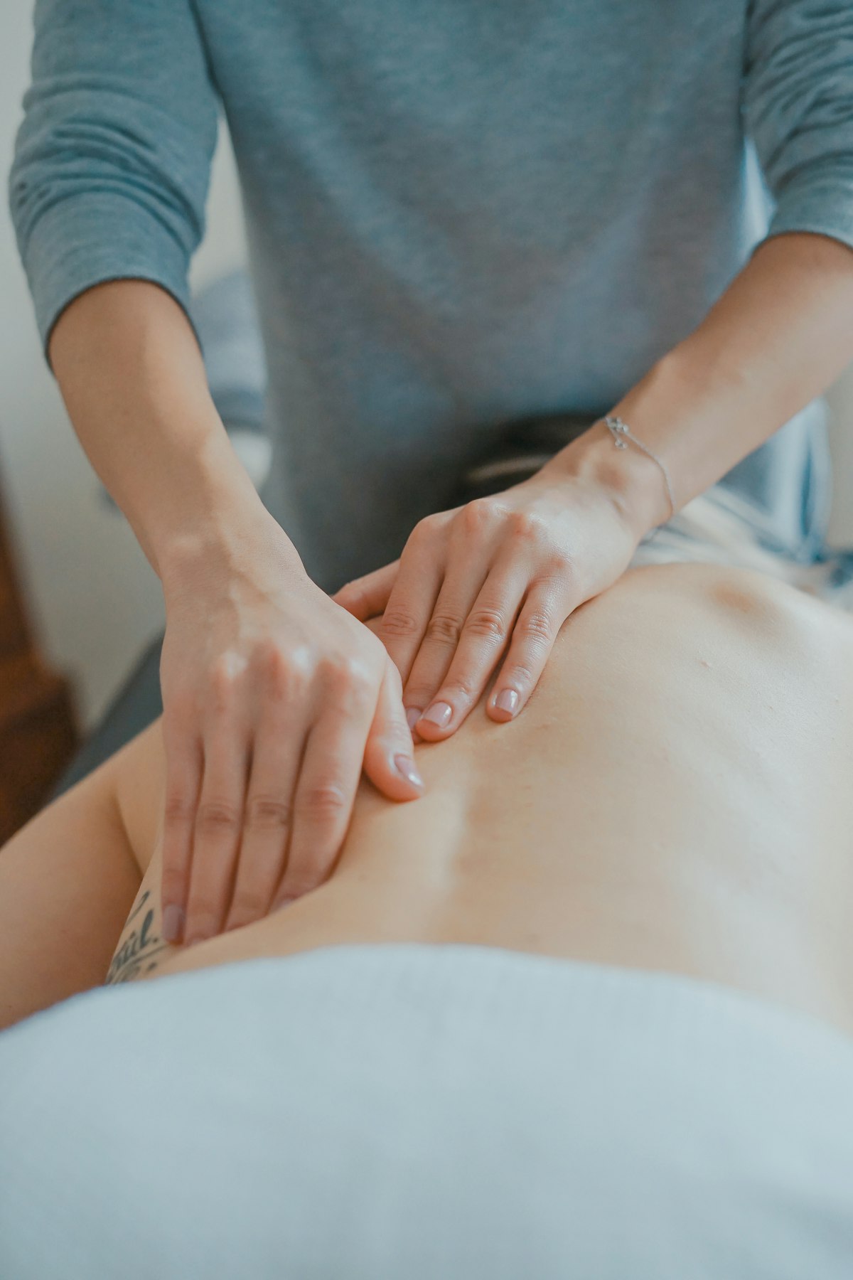 Lưng đang đau ê chề: 4 điểm bấm ở chân và tay giúp lưng nhẹ bớt