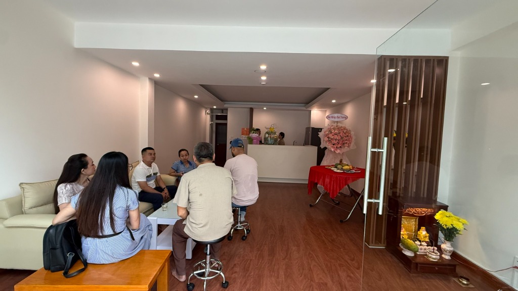 Góc sảnh đón khách ấm áp, nơi bạn bè và người thân cùng ngồi lại chuyện trò rôm rả bên ly trà thảo mộc