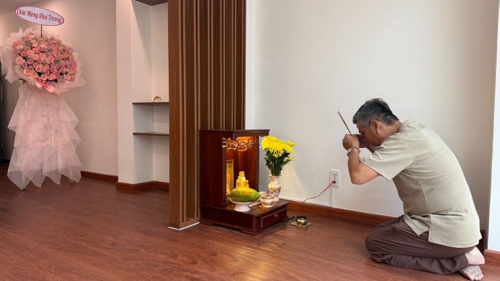 Khoảnh khắc thành tâm trước bàn thờ Thổ Địa, gửi gắm ước nguyện về một trạm dừng chân an lành cho mọi người