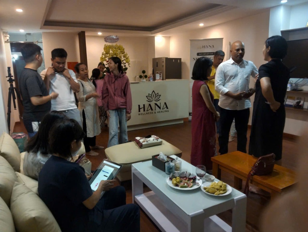 Sau những phút giây tĩnh lặng, chiếc bàn trà ngoài sảnh trở thành nơi kết nối những câu chuyện đời rất thật