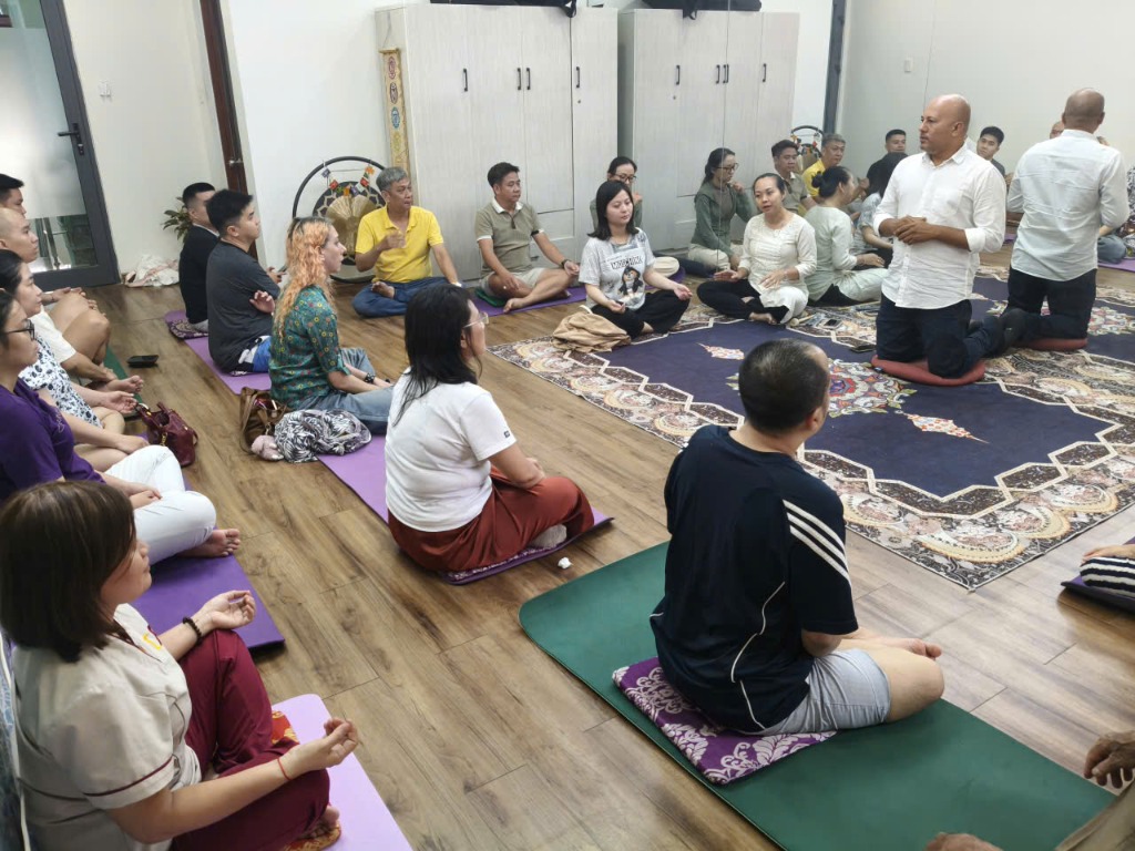 Khoảnh khắc cả căn phòng cùng hòa chung một nhịp thở, quay về với sự tĩnh lặng nội tâm