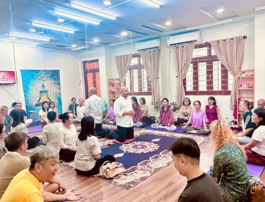 Căn phòng tập sàn gỗ ấm cúng tại Hana trước khi bước vào những phút giây tĩnh lặng